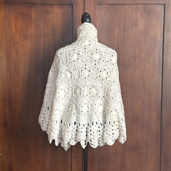 80s Creamy Crocheted Capelet - Picture 4 of 7